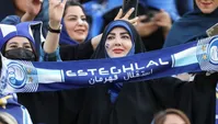 زنان مشوق استقلالی قبل از استادیوم به باشگاه می‌روند