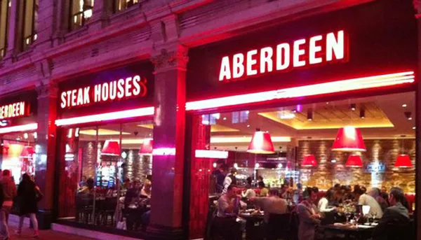 مایکل جردن - STEAK HOUSE
خانه استیک مایکل جردن یکی از رستوران های بسیار مشهور نیویورک است. این رستوران یک منوی سنتی با 5 نوع استیک و مخلفات اطرافش دارد. یکی از جاذبه های این رستوران این است که در بالکن ترمینال گراند سنترال قرار دارد. به همین دلیل افراد می توانند در حین خوردن غذا، از منظره زیر پایشان و معماری زیبای اطراف آن نیز لذت ببرند.