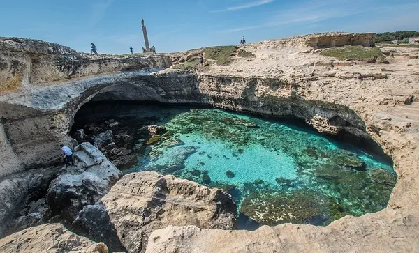 گروتا دلا پوئزیا در ایتالیا
گروتا دلا پوئزیا Grotta Della Poesia شبیه به یک غار روباز است که دور تا دورش را صخره در برگرفته و پدیده&zwnj;ی طبیعی شاهکاری را خلق کرده است. اگر راهی ایتالیا هستید و دوست دارید که از کلیشه&zwnj;ها دور شده و جاذبه&zwnj;های دیدنی جدید و زیبایی را ببینید، استخر طبیعی گروتا را از دست ندهید. این مکان از دیرباز در داستان&zwnj;ها و روایت&zwnj;های مردم ایتالیا نقش آفرینی می&zwnj;کرده و همواره نامش مطرح می&zwnj;شده است.