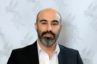 عکس متفاوت بازیگر پایتخت در جزیره هرمز