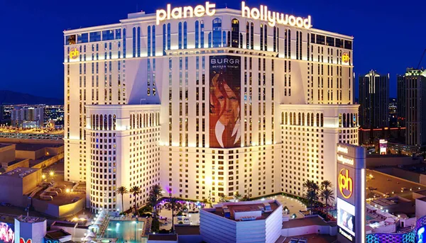 آرنولد شوارتزنگر، بروس ویلیس و سیلوستر استالونه - PLANET HOLLYWOOD
در منوی این رستوران فوق العاده زیبا، انواع غذاها از غذاهای چینی گرفته تا باربیکیو، دیده می شود اما آنچه بیش از غذا این رستوران را جذاب می کند، دکور آن است. به روی دیوارهای آن می توانید خاطرات فیلم های دهه 90 را یا حتی لباس ها بازیگران فیلم هایی چون &laquo;عطش مبارزه&raquo;، و &laquo;ترمیناتور&raquo; را ببینید. این رستوران، یک رستوران رویایی است که هر فردی برای یک بار هم که شده دوست دارد غذا خوردن در آن را تجربه کند.