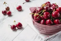 شب‌ها گیلاس بخورید