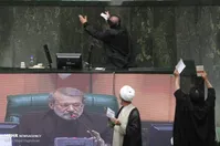 دوئل موافقان و مخالفان CFT |از فریاد و جنجال‎ پایداری‎ها تا پاره‎کردن آیین‌نامه‌ مجلس+تصاویر