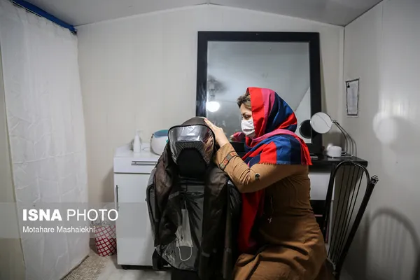 کتایون آقایی، ۲۴ ساله، دارای ۲فرزند است. قبل از زلزله در آرایشگاه بزرگی در مرکز شهر مشغول به کار بوده و اکنون آرایشگری را در داخل کانکس با خدمات نصف قیمت ارائه می&zwnj;دهد. همسر کتایون موبایل فروشی داشته و به دلیل تخریب مغازه تمام سرمایه آن&zwnj;ها از دست رفته است.
