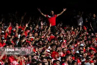 شعار هواداران پرسپولیس علیه قلعه‌نویی/ برق گرفتی در جایگاه خبرنگاران