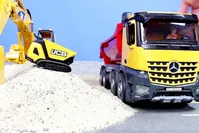 فیلم| درخواست جالب یک کودک از راننده بیل مکانیکی