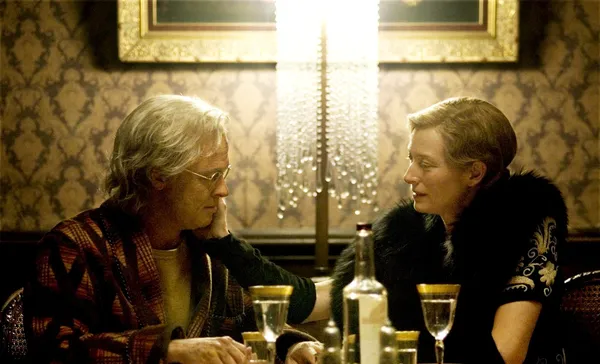 سرگذشت عجیب بنجامین باتن (The Curious Case of Benjamin Button)

سرگذشت عجیب بنجامین باتن به دلیل بسیار جالبی در یاد باقی مانده است. به نظر می&zwnj;رسد اکثر مردم به جای تمرکز بر روی طرح و شخصیت فیلم، فقط پیرشدن برعکس باتن در فیلم را به یاد می&zwnj;آورند.

یکی از بهترین صحنه&zwnj;های این فیلم، زمانی است که بنجامین باتن (برد پیت)، غذای خود را که یک وعده خاویار است، با الیزابت ابوت، با بازی تیلدا سوئینتون تقسیم می&zwnj;کند. انتخاب خوردن خاویار در اینجا عمدی است. ابوت از خانواده&zwnj;ای ثروتمند است و خاویار نمونه&zwnj;ای از این واقعیت است. وقتی غذا تمام می&zwnj;شود، باتن می&zwnj;گوید این اولین باری است که او خاویار می&zwnj;خورد و احتمالا تنها همین یک بار در زندگی اش است.