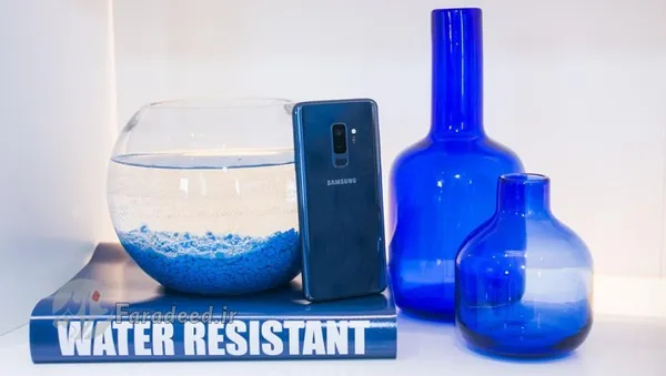 سامسونگ Galaxy S. ۹ و S. ۹ Plus
گلکسی اس ۹ و اس ۹ پلاس از نظر ظاهری شباهت زیادی به یکدیگر دارند و سامسونگ برای هر دو دستگاه از یک زبان طراحی استفاده کرده است. در بخش جلویی هر دو مدل، صفحه نمایش Infinity قابل مشاهده است که با مهندسی خاص سامسونگ درون قاب جای گرفته و کم&zwnj;ترین حاشیه&zwnj;های ممکن را ایجاد کرده است. از آن جایی که اندازه این نمایشگر در گلکسی S. ۹ پلاس بیشتر از گلکسی S. ۹ بوده، شاهد ابعاد بزرگ&zwnj;تر این مدل نسبت به S. ۹ معمولی هستیم. به طوری که نسخه پلاس این نمونه پرچمدار، طول و عرض بیشتری نسبت به گلکسی S. ۹ معمولی دارد. البته هر دو از نظر ضخامت مشابه هم هستند. پردازنده فوق العاده قدرتمند، طول عمر بالا باتری و طراحی زیبا این گوشی را به یکی از بهترین نمونه گوشی&zwnj;های اندروید تبدیل کرده است. 

برای Galaxy S. ۹ از صفحه نمایش ۵.۸ اینچی با کیفیت ۲۹۶۰&times;۱۴۴۰ پیکسل استفاده شده است. تراکم پیکسلی این صفحه برابر ۵۷۰ پیکسل در اینچ است و از HDR ۱۰ نیز پشتیبانی می&zwnj;کند. برای Galaxy S. ۹ Plus نیز صفحه نمایش ۶.۲ اینچی در نظر گرفته شده است که تراکم پیکسلی ۵۲۹ پیکسل در اینچ دارد و کیفیتش ۲۹۶۰&times;۱۴۴۰ پیکسل است. یکی از فناوری&zwnj;های اضافه شده به این دو گوشی قابلیت ضبط ویدیو&zwnj;های اسلوموشن با نرخ ۹۶۰ فریم در ثانیه است که در هنگام معرفی این محصولات توجه زیادی به خود جلب کرد. قابلیت ضد آب بودن گوشی&zwnj;های سامسونگ در کنار همه این نوآوری&zwnj;ها و قدرت سخت افزاری بالا، باعث شد تا این گوشی&zwnj;ها نیز به لیست اضافه گردد.