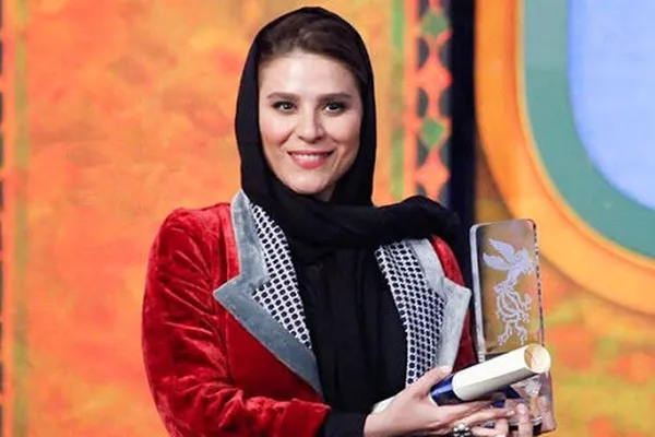 سحر دولتشاهی
سحر دولتشاهی فعالیت هنری خود را از تئاتر آغاز کرد. این هنرمند فارغ التحصیل رشته ادبیات نمایشی از دانشگاه سوره و لیسانس مترجمی فرانسه از دانشگاه آزاد است. سحر دولتشاهی به زبان&zwnj;های فرانسه و انگلیسی تسلط کامل دارد.
