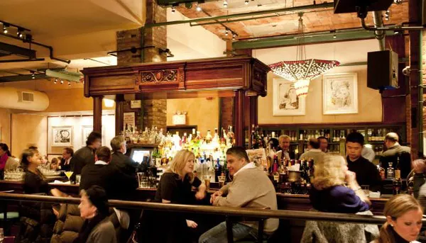 
رابرت دنیرو - TRIBECA GRILL
رستوران رابرت دنیرو در نیویورک پاتوق بازیکنان برنده اسکار است. این رستوران در همان محله ای که خود او به دنیا آمده و بزرگ شده واقع شده است. در این مکان شما می توانید از منوی آمریکایی، غذای مورد علاقه تان را سفارش دهید.