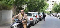 عکس| وحید قلیچ با لباس آبی داخل جوی افتاد