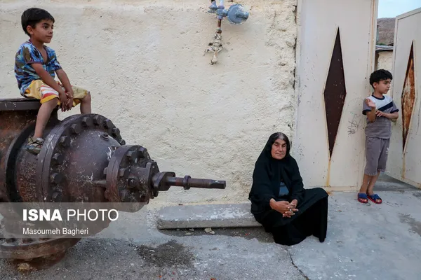 یک چاه نفت پلمپ در کنار یکی از خانه&zwnj;های محله نفتنون
