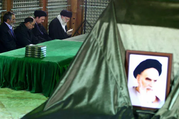 حضور رهبرانقلاب بر مزار رئیس فقید مجمع تشخیص مصلحت نظام.