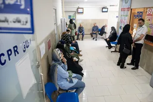 کارگران را در راهروهای مراکز درمانی رها نکنید!