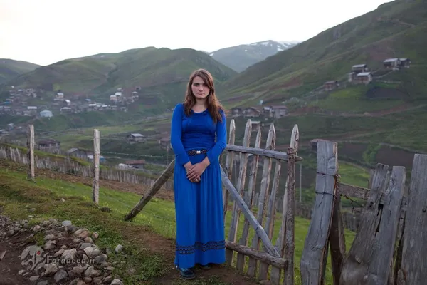 "ماری" پانزده&zwnj;ساله در منطقه "آجارا" زندگی می&zwnj;کند. اکثر دختران هم سن و سال او مدرسه را ترک می&zwnj;کنند تا ازدواج کنند. مادربزرگ ماری: این سنتی است که باید نسل به نسل ادامه یابد.