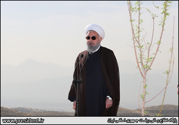 روحانی و درختکاری
