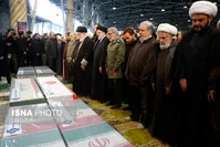 تصاویر اقامه نماز رهبری بر پیکر سردار سلیمانی و شهیدان مقاومت