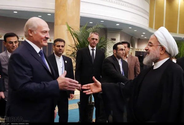 حجت الاسلام و المسلمین حسن روحانی رئیس جمهوری که به منظور شرکت و سخنرانی در هجدهمین اجلاس سازمان همکاری شانگهای به چین سفر کرده است، امروز (شنبه) با &laquo;آلکساندر لوکاشنکو&raquo; رئیس جمهوری بلاروس در &laquo;چینگ دائو&raquo; دیدار و گفت&zwnj;و گو کرد. 
