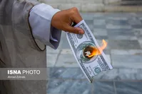 تصاویر/ آتش زدن نمادین دلار و درخواست افزایش یارانه نقدی در حوزه علمیه