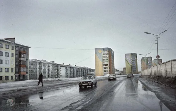 
کمربندی شهر
در دوره شوروی شهر ورکوتا یکی از بزرگ&zwnj;ترین و ثروتمندترین شهرها در شمال روسیه بود. به دلیل دور بودن و هوای بسیار سرد شهر، آمار افسردگی میان ساکنان بسیار بالا است. اما مردم ساختمان&zwnj;ها را با رنگ&zwnj;های روشن رنگ می&zwnj;کنند تا در زمستان&zwnj;های سرد و طولانی سبب خوشی و دلگرمی شود.