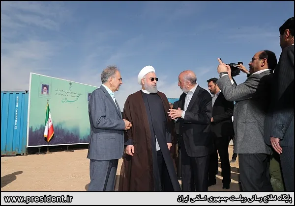 روحانی و درختکاری