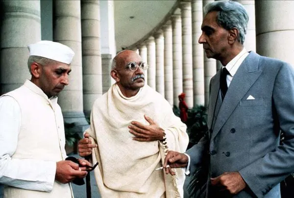 گاندی (Gandhi)، ۱۹۸۲

شروع این فیلم پایان زندگی گاندی، ترور او و واکنش جهان به مرگ او را به تصویر می&zwnj;کشد. کل فیلم پس از سکانس آغازین، زندگی او را تا زمان مرگ به تصویر می&zwnj;کشد؛ اما چرا در صحنه آغازین فیلم، پایان آن را نشان می&zwnj;دهند؟ این موضوع باعث می&zwnj;شود که علاقه ما برای تماشای ادامه فیلم افزایش یابد. همانطور که اشاره کردیم، شروع فیلم با سکانس پایانی در همه ژانر&zwnj;ها کاربرد دارد.