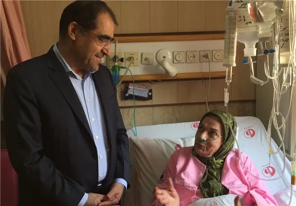 سیدحسن قاضی&zwnj;زاده هاشمی وزیر بهداشت کشورمان از صدیقه کیانفر بازیگر پیشکسوتمان عیادت کرد.صدیقه کیانفر در مجموعه کیمیا نقش پیری مادر آرش(با بازی پوریاپورسرخ)را ایفا می کند.