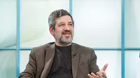 فعال اصولگرا: غربی‌ها می‌خواهند با واکسن کرونا، در بدن ما GPS کار بگذارند تا ما را مثل آدم‌ آهنی کنترل کنند!