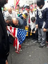 عکش| آتش زدن پرچم آمریکا در تهران
