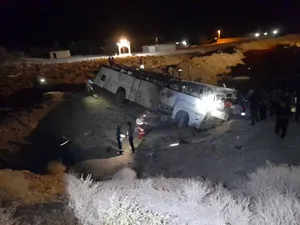 سقوط اتوبوس در محور راور–کوهبنان؛ ۱۶ نفر مصدوم شدند