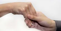 دست دادن ضعیف، نشانه پیری زودرس است؟