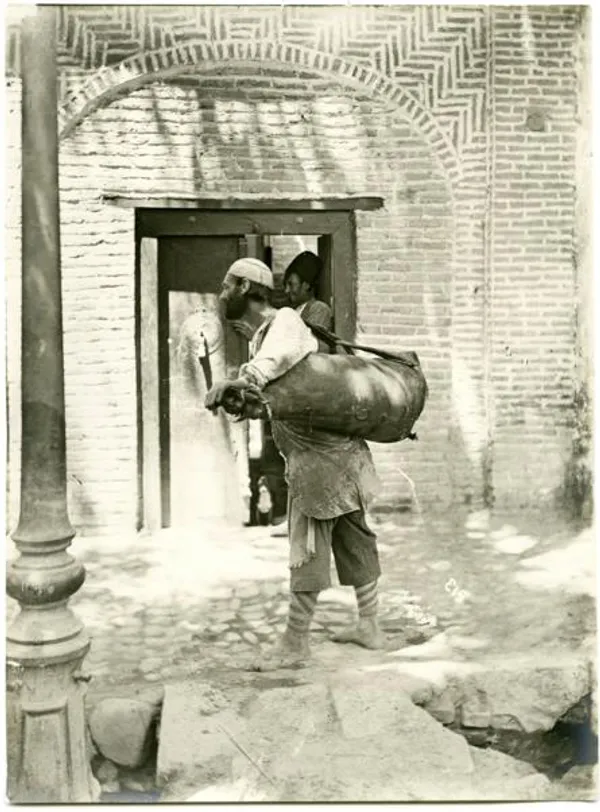 سقا؛ سقاها گاهی در خیابان آب می&zwnj;فروختند و گاهی با قهوه&zwnj;خانه&zwnj;ها شربت&zwnj; و بستنی&zwnj;سازها یا نانواها قرارداد داشتند.. آنتوان سوروگین، حدود ١٩٠٠