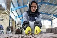 آیا شوهر می‌تواند همسرش را از اشتغال منع کند؟