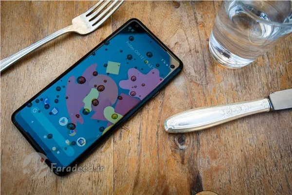 گوشی Google Pixel ۲
نمایشگر به کارگرفته شده در Pixel از نوع OLED است و در ساخت آن از فناوری آمولد بهره گرفته شده است. این نمایشگر ۵ اینچی با وضوح تصویر ۱۰۸۰&times;۱۹۲۰، می&zwnj;تواند ۴۴۱ پیکسل بر هر اینچ را به تصویر بکشد. برای محافظت از این نمایشگر شرکت گوگل از نوع پنجم گوریلا گلس استفاده کرده و با افزایش استقامت آن در برخورد با سطوح مختلف، اطمینان خاطر بیشتری را برای کاربران این محصول فراهم آورده است.

گوشی ۲ Pixel دارای رتبه IP ۶۷ در زمینه مقاومت در برابر اجسام سخت و آب است و این به آن معناست که می&zwnj;تواند در عمق حدود یک متری به مدت زمان ۳۰ دقیقه دوام بیاورد. در کل اگر به گوشی&zwnj;های اندرویدی و به ویژه نسخه خالص اندروید علاقه دارید و قصد تهیه یک گوشی ضد آب دارید، گوگل پیکسل ۲ و یا پیکسل ۲ ایکس ال می&zwnj;تواند انتخاب خیلی خوبی باشد.
