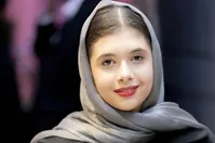 فیلم/ لحظه اهدای جایزه به دختر پژمان بازغی و مستانه مهاجر