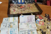 عکس| نمایش کیف پر از سکه و ارز کشف شده از مدیران سابق بانک مرکزی