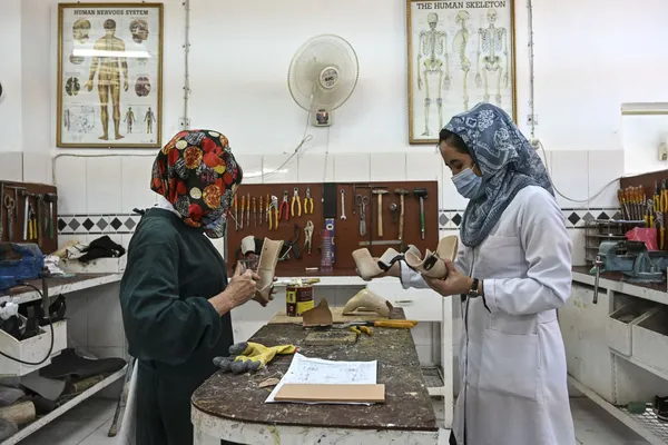 تکنسین های ارتوپدی در مرکز توانبخشی جسمی ICRC در کابل
