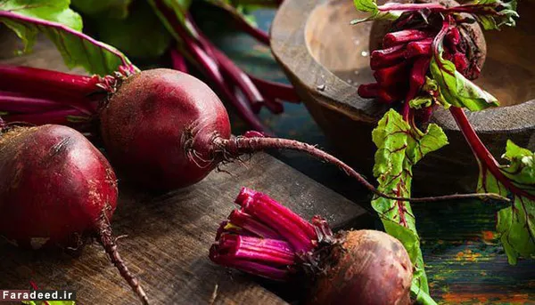 چغندر
چغندر قرمز روشن با برگهای سبز فقط برای رنگ دادن به سوپ زمستانی شما نیست. بلکه به سلامت شما کمک می&zwnj;کند. چغندر مواد شیمایی و آنتی اکسیدان دارد که با رادیکال&zwnj;های آزاد مبارزه می&zwnj;کند. این رادیکال&zwnj;ها باعث آسیب رساندن به DNA&zwnj;ها می&zwnj;شوند. حتی برگ&zwnj;های سبز چغندر غنی از ویتامین C، بتا کاروتن، کلسیم، آهن و منیزیم هستند. شمامی توانید این خوراکی را به شکل ترشی، سوپ، سالاد و حتی پخته و سرخ شده مصرف کنید.