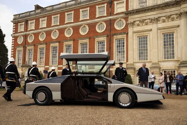 ماشین ویژه Aston Martin Bulldog سال ۱۹۷۹ در حال نمایش در بریتانیا
