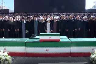 اقامه نماز بر پیکر رهبر شهید و خانواده ایشان