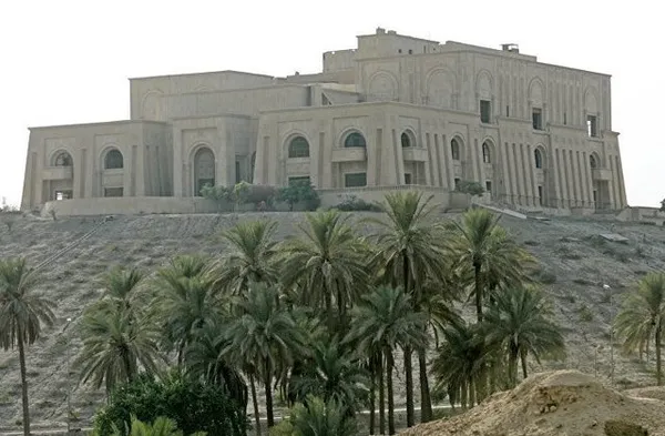 کاخ صدام در بابل
برخی از این کاخ&zwnj;ها پس از یورش نیروهای آمریکایی به عراق به هتل&zwnj;های لوکسی تبدیل شده و برخی دیگر از آنها در راستای نیازهای ارتش آمریکا مورد استفاده قرار گرفتند. یکی از این هتل&zwnj;ها به ساختمان بزرگترین سفارت آمریکا در جهان تبدیل شد.