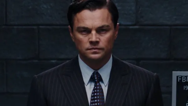 The Wolf of Wall Street | گرگ وال استریت

نمره منتقدان: ۷۵ از ۱۰۰

فیلم &laquo;گرگ وال استریت&raquo; متفاوت&zwnj;ترین ساخته مارتین اسکورسیزی، کارگردان مشهور است که پرفروش&zwnj;ترین و محبوب&zwnj;ترین فیلم او هم لقب می&zwnj;گیرد. این فیلم داستان واقعی زندگی جردن بلفورت را روایت می&zwnj;کند. بلفورت در محله برانکس در شهر نیویورک به دنیا آمد. او در دهه ۸۰ میلادی وارد بازار بورس نیویورک شد و آهسته آهسته پیشرفت کرد. اما بلفورت در مدیریت زندگی شخصی&zwnj;اش چندان موفق نبود. از سوی دیگر، او جنجال&zwnj;های بسیاری در بازار سرمایه داشت. بلفورت به دلیل کلاه&zwnj;برداری در بازار&zwnj;های بورس، به مدت ۲۲ ماه زندانی شد.

با این حال جردن بلفورت این روز&zwnj;ها به فعالیت در حوزه سخنرانی&zwnj;های انگیزشی فعالیت می&zwnj;کند. فیلم &laquo;گرگ وال استریت&raquo; هم براساس کتابی به همین نام از خاطرات بلفورت ساخته شده است. این متفاوت مارتین اسکورسیزی بدون هیچ تردیدی یکی از بهترین فیلم&zwnj;های درام دهه ۲۰۱۰ میلادی است.

خلاصه داستان: جردن بلفورت، یک دلال سختکوش است که تلاش می&zwnj;کند زندگی&zwnj;اش را دگرگون کند. اما دوشنبه سیاه بازار زندگی او را برای همیشه تحت تاثیر قرار می&zwnj;دهد. با این حال بلفورت خسته نمی&zwnj;شود و این بار تصمیم می&zwnj;گیرد وارد بازار سهام کم&zwnj;ارزش شود. ایده کلی جردن بلفورت و دوستانش کلاهبردارانه به نظر می&zwnj;رسد و به همین دلیل مسیر طولانی ثروتمندشدن را خیلی سریع طی می&zwnj;کنند. اما رسیدن به ثروت بی&zwnj;پایان به معنای آن نیست که جردن و همکارانش برای همیشه در امان هستند.