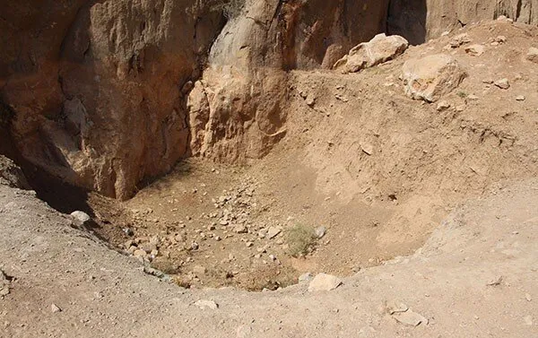 آثار یک حفاری غیرمجاز دیگر در نزدیکی استودان شماره دو/
عکس&zwnj;ها از سیاوش آریا، فعال میراث فرهنگی