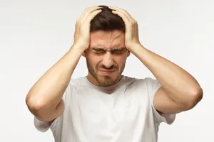 چرا به سردرد‌های صبحگاهی دچار می‌شویم؟ این ۶ دلیل را بررسی کنید