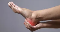 چرا پاشنه پایم درد می‌کند؟