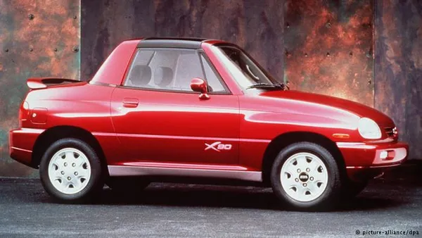 Suzuki X-90
طراحی یک خودرو می&zwnj;تواند باعث فروش بیشتر آن شود یا این&zwnj;که به ورشکستگی کارخانه&zwnj;ای که آن را تولید کرده بینجامد. در لیست&zwnj; "خودروهای زشت" که مجله&zwnj;های تخصصی خودرو منتشر می&zwnj;کنند، نام برخی اتومبیل&zwnj;ها مشترک است. طراحی خودروی Suzuki X-90 محصول کشور ژاپن که بین سال&zwnj;های ۱۹۹۵ تا ۱۹۹۷ تولید شده، آن&zwnj;چنان "زیبا" نیست.