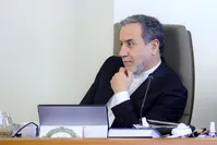 انتقاد روزنامه اصولگرا از تندرو‌ها و ائمه جمعه به‌خاطر حمله به عراقچی