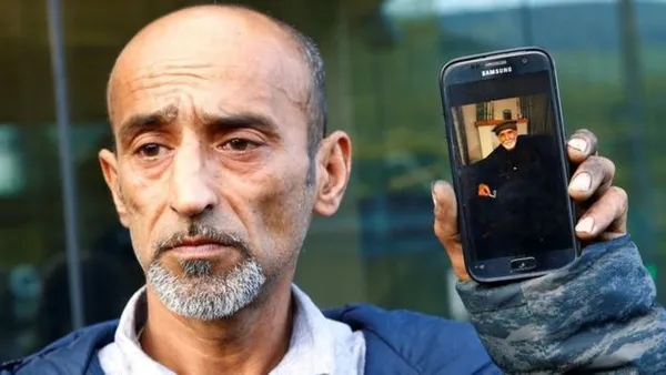 عمر نبی پسر حاجی داود نبی در حالی که عکس پدرش را در دست گرفته از مرگ این پیرمرد ۷۱ ساله افغان به رسانه&zwnj;ها گفت
