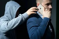 فیلم/لحظه سرقت گوشی همراه عابر پیاده در تهران