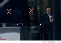 حضور احمدی‌نژاد و مشایی مقابل محل برگزاری دادگاه بقایی